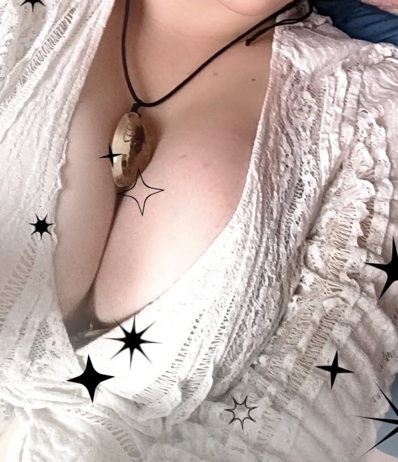 freakoffda1eash's tweet photo. more cleavage🤤 should I post another round of thighs https://t.co/K2yx00BiU2
