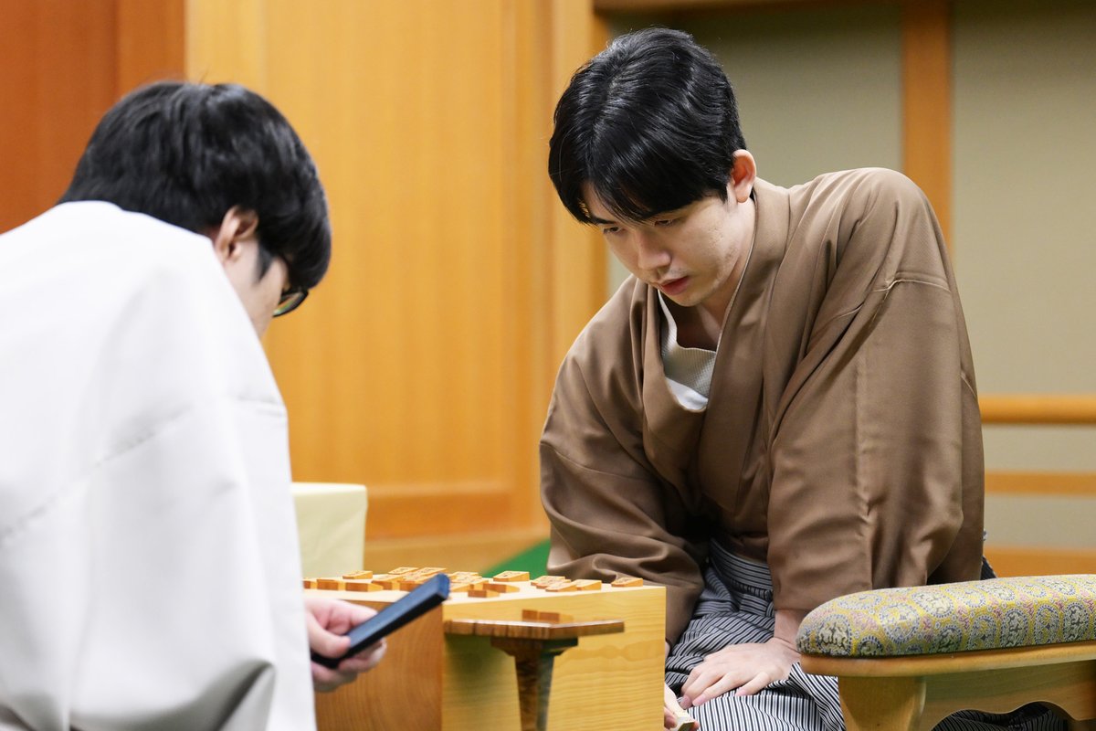 yomiuri_ryuo's tweet photo. 竜王戦七番勝負第１局・藤井聡太竜王－服部慎一郎七段戦は藤井竜王が先勝しました��セルリアンタワー能楽堂での熱戦を制した藤井竜王。第２局は10月22、23日に静岡県三島市の「三嶋大社」で行われます。開幕局のおさらいは読売新聞オンラインの【動く棋譜速報】特設サイトで↓ https://t.co/gjLSH0bHNf https://t.co/qDve6MqhT3