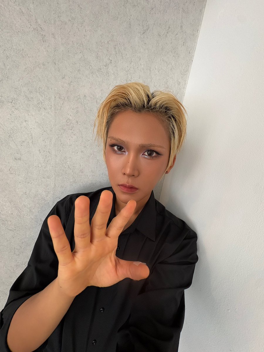 rawumuti's tweet photo. hyun bstage
what does he know that we don't ... #wondering https://t.co/lrSVJSOO4N