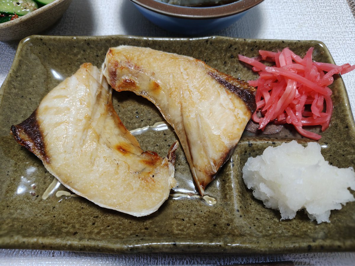 tomo110607's tweet photo. こんばんは〜
今日の夜ごはんです。
土曜日と言うことでブリと冷奴、きゅうり漬けをツマミながらビールを堪能させて戴きます。

今日参加した会社のイベント、グランドを人工芝にしたこけら落としでトラックのフリーランと障害物競走に参加しました。やはり足腰に違和感が。。。😓 https://t.co/WqnPgKyJx9