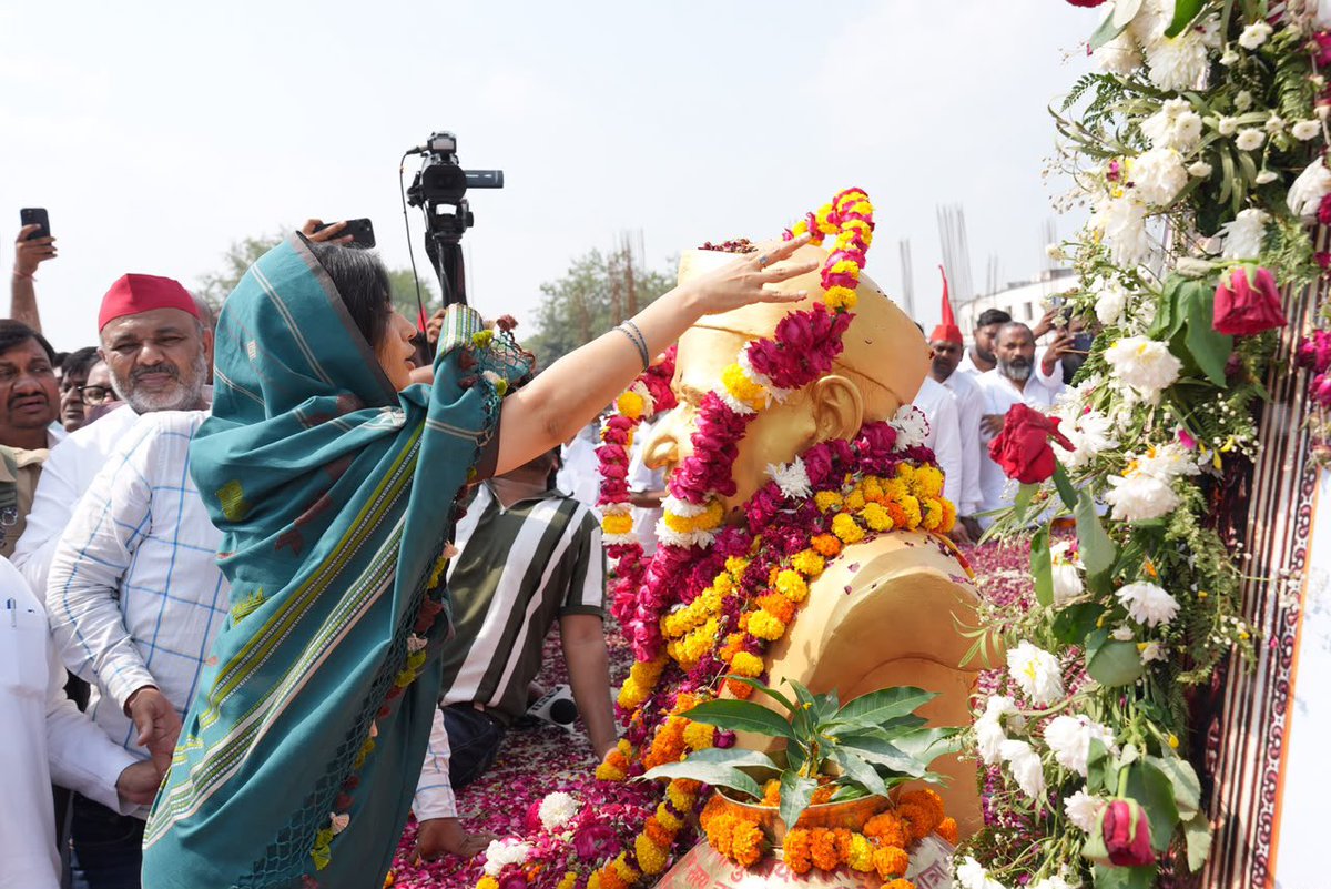 dimpleyadav's tweet photo. श्रद्धेय नेताजी के विचार, संघर्ष और सामाजिक न्याय के प्रति उनकी प्रतिबद्धता सदैव हम सभी को प्रेरित करती रहेगी।

नेताजी अमर रहें! https://t.co/ZVOgn4UX43