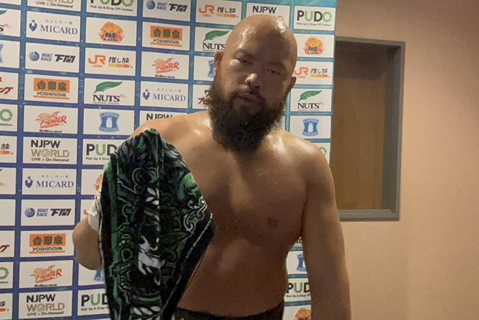 njpw1972's tweet photo. オーカーン「余が誰かの下につくことなど、絶っ対にあり得ん。じゃがカラムかオスプレイ、どちらかの味方をするのか……その答えはとうに決まっとる。ま、そもそもUNITED EMPIREなど（※タオルをフロアに放り投げ）どうでもいい……（※タオルを踏みつける）」

全文
https://t.co/0OtAzSR3vN

#njkopw https://t.co/s3GyYU2Pdy