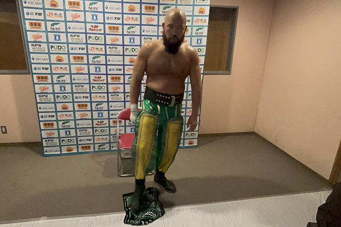 njpw1972's tweet photo. オーカーン「余が誰かの下につくことなど、絶っ対にあり得ん。じゃがカラムかオスプレイ、どちらかの味方をするのか……その答えはとうに決まっとる。ま、そもそもUNITED EMPIREなど（※タオルをフロアに放り投げ）どうでもいい……（※タオルを踏みつける）」

全文
https://t.co/0OtAzSR3vN

#njkopw https://t.co/s3GyYU2Pdy