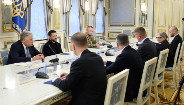 URinya_'s tweet photo. Ukrainian President Volodymyr Zelenskyy met Estonian Defence Minister Martin Herem in Kyiv to discuss new contributions to the PURL programme and additional funding for air defence procurement. #Ukraine #Estonia https://t.co/lgXgjse29t