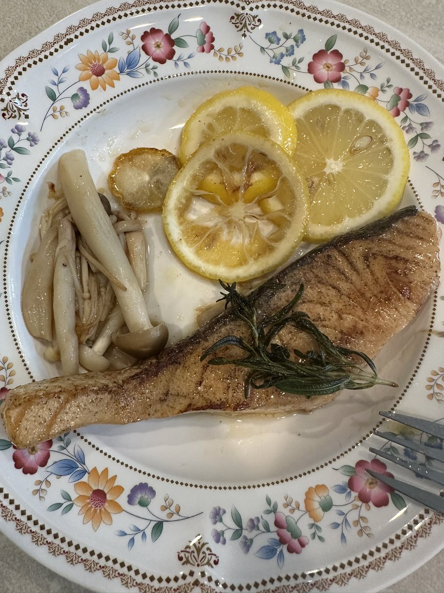 Fill1063's tweet photo. เรียบร้อย 👍 
Salmon Grilled ⭐️🥩 https://t.co/20mui5NIoP