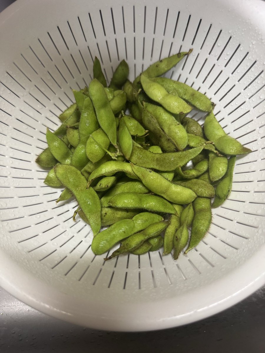 glabjamun06's tweet photo. 同僚から黒豆を頂いたので今日はこれをアテに飲みます🍻 https://t.co/Ea1xG0mERF