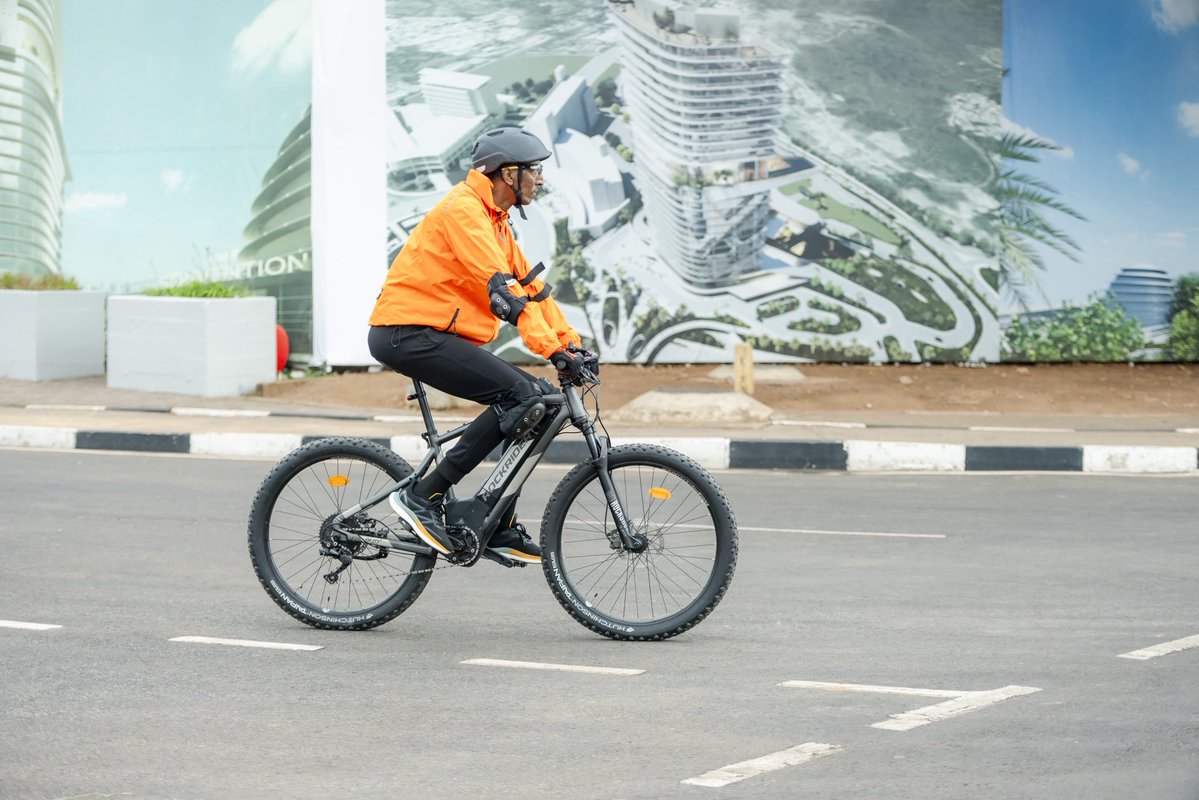 Rwanda_Sports's tweet photo. Vibes udakwiye gucikwa ni iza carfree day.🔥
Guhera kuri siporo ngororamubiri, kwiruka, guterura ibyuma, kubyina gakondo, gutwara igare  n’ibindi…ntuzacikwe  ubutaha! SIPORO NI UBUZIMA💪🏾

#TunyweLess #RwandaSports https://t.co/WoxATZ5s5x