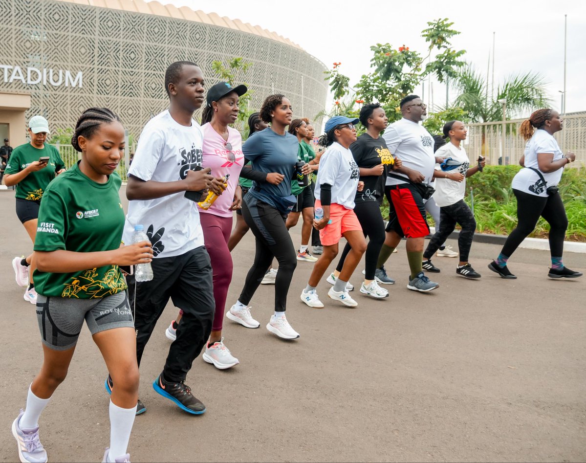 Rwanda_Sports's tweet photo. Vibes udakwiye gucikwa ni iza carfree day.🔥
Guhera kuri siporo ngororamubiri, kwiruka, guterura ibyuma, kubyina gakondo, gutwara igare  n’ibindi…ntuzacikwe  ubutaha! SIPORO NI UBUZIMA💪🏾

#TunyweLess #RwandaSports https://t.co/WoxATZ5s5x