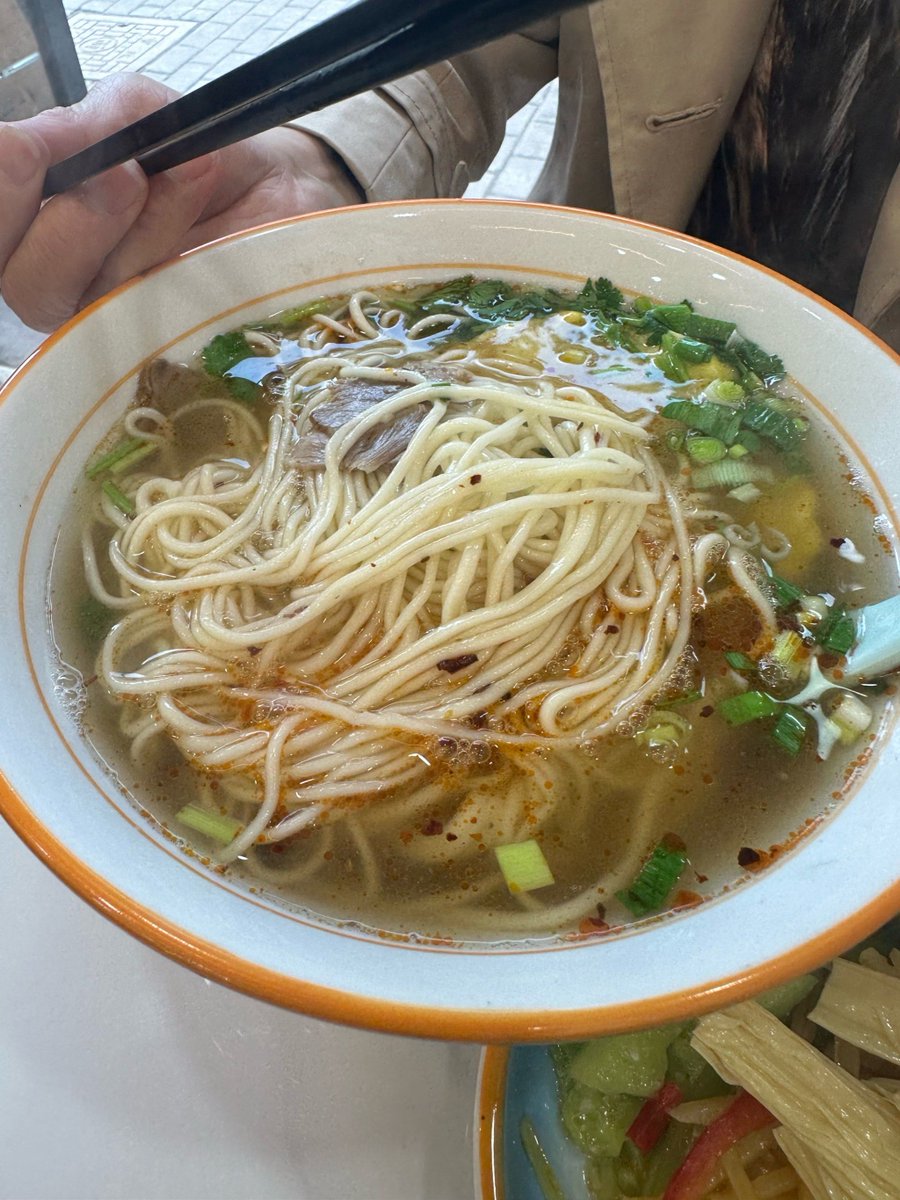 IdeA6741cf's tweet photo. 今日、近所のラーメン屋で熱々のスープをすすりながら、ガチャガチャとした店内の雰囲気に包まれた。美味しいラーメンで心も体も癒された！ https://t.co/qTqf7vvvPg