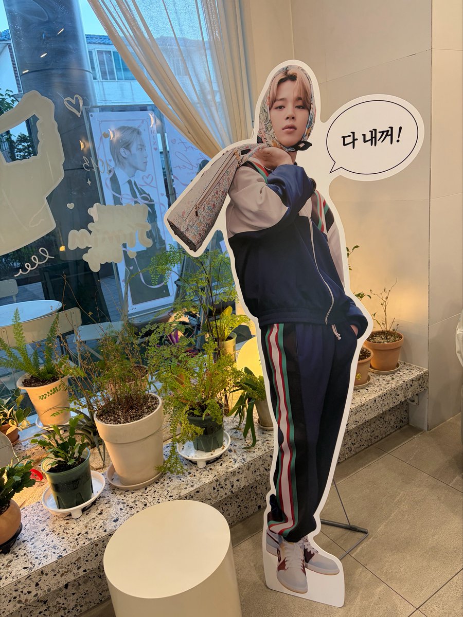 JiminiandCo's tweet photo. 치미랑찜냥이랑 네컷 기엽게 찍고 와써요🥰✌🏻
#HeartStealer 
#범인은_박지민
@ALLFORJIMIN_KOR https://t.co/vIcmTJnCqJ