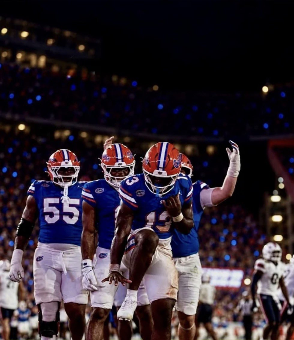 EricDobsonIII's tweet photo. Excited to attend the @GatorsFB game today against South Carolina‼️. Thank you @DHughes2FB for the invite 
@Coach_Gibson51 @WillisPeanutmay @RHS_RaidersFB @Coach_aMAYzing1 https://t.co/DaoBFwDWYr