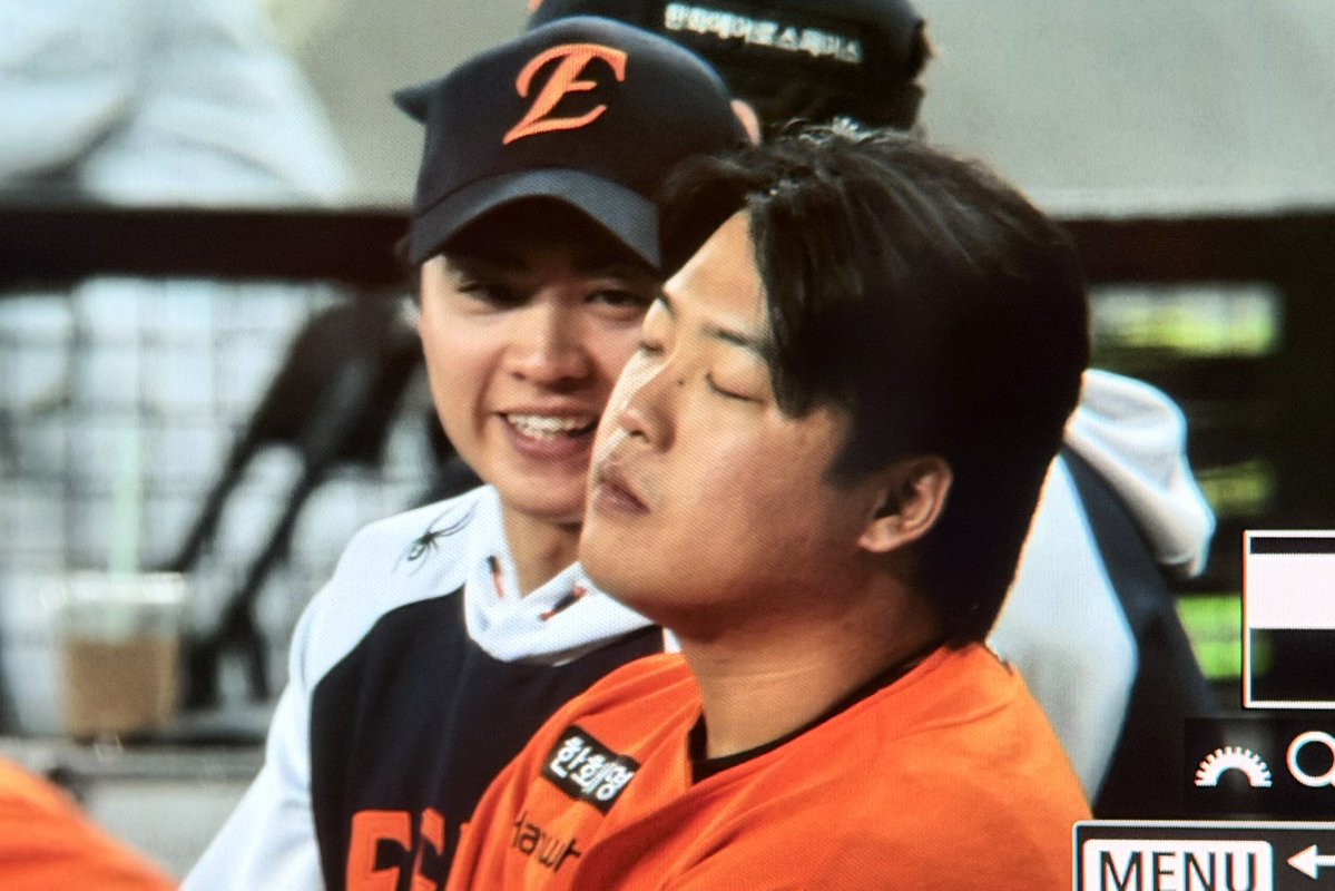 D5eamycl0ud's tweet photo. 둘이 무슨 얘기를 하길래 강백호가 이럼 ㅋㅋㅋㅋㅋㅋㅋㅋ https://t.co/E6AXt0HTuc