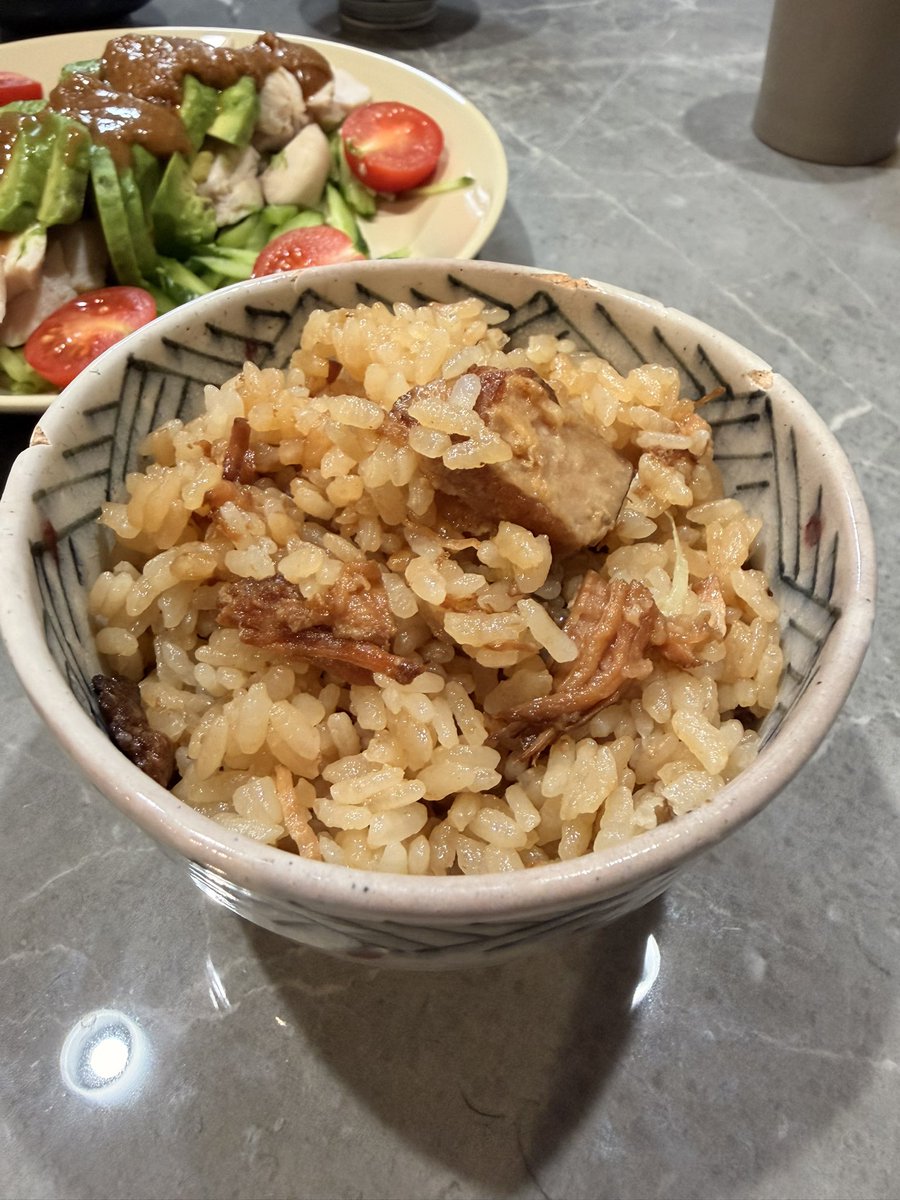 7ve_ke's tweet photo. 丸パクリしてください！！
セブンの『金の角煮』で作る炊き込みご飯が
美味すぎて2合一瞬で消えた。
作り方は👇し https://t.co/6Nzs7qi8Me