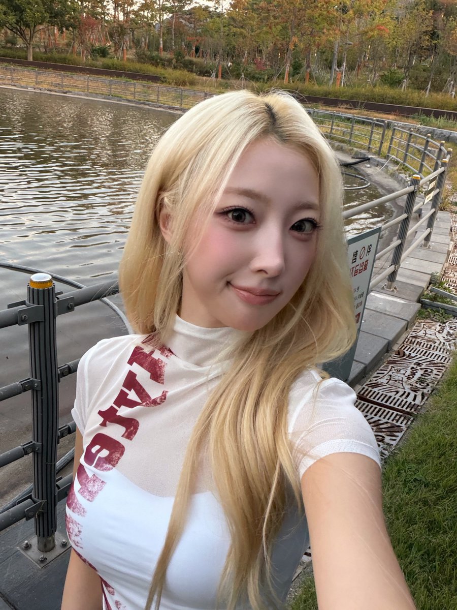 H1KEY_official's tweet photo. [🔮💗] 공주 공주 등쟝~👑🤍

#H1KEY #하이키 #ハイキー
#RIINA #리이나 #リイナ 
#GORUN https://t.co/IquP4eojkl