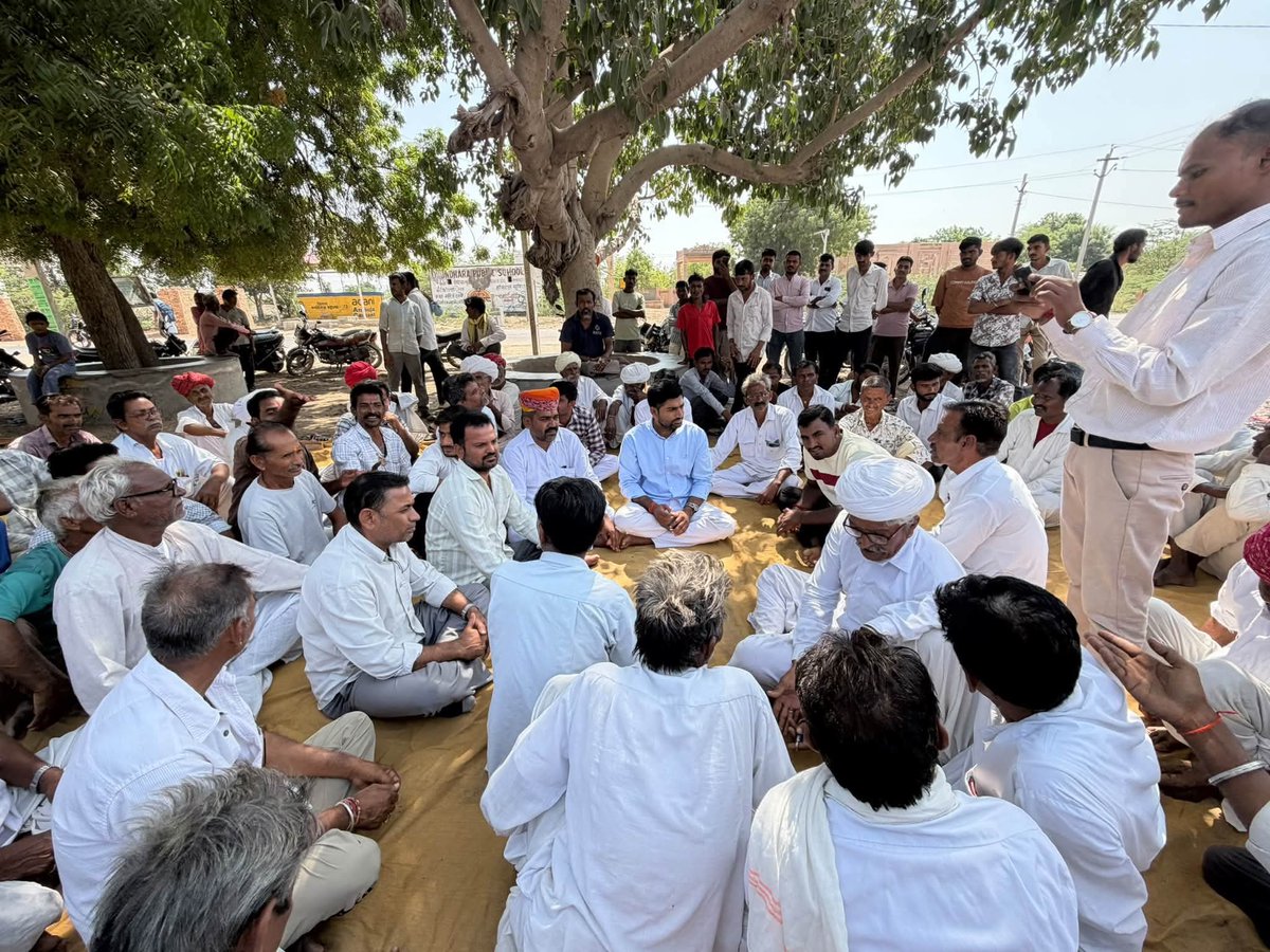 DoliThansingh's tweet photo. पचपदरा विधानसभा क्षेत्र के ग्राम पारलू, जो पूर्व मंत्री श्री अमराराम जी चौधरी एवं वर्तमान विधायक श्री अरुण जी चौधरी का पैतृक गांव है, वहां ग्रामीणों द्वारा पेयजल संकट एवं गांव की मूलभूत सुविधाओं की मांग को लेकर दिए जा रहे धरने में मौजूद हूँ!
#thansinghdoli 
#rlprajsthan https://t.co/cGoHcxXvxR