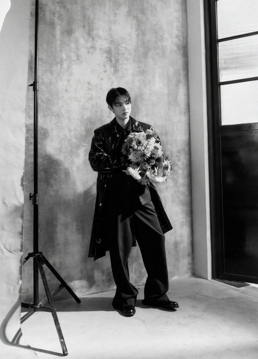 eomseaniee's tweet photo. 💐🖤 https://t.co/oTJ4JjPHet