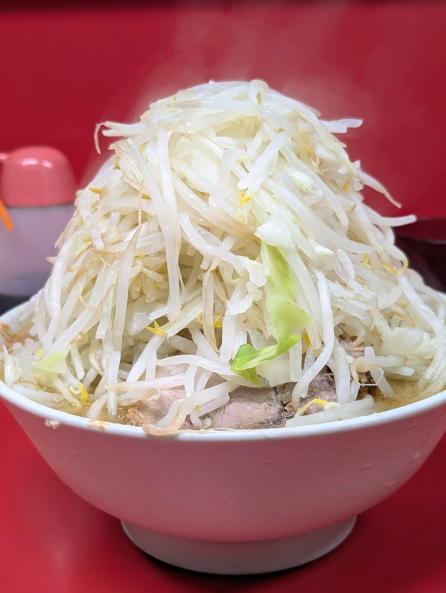 divers0777's tweet photo. 一橋学園二郎
小ラーメン豚１枚野菜
夜の部は濃厚スープになる気がする
麺量350グラムありそう
うまかったーごちそうさまでした https://t.co/4B2OwalUTn