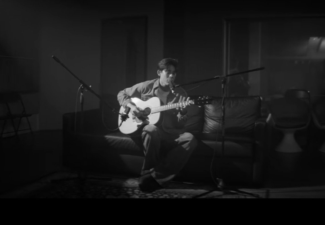 littlesmile4422's tweet photo. The transition from black and white to colour is such a beautiful artistic choice...

It's as if the emotions of this song slowly come to life. The sadness doesn't disappear, but there's warmth and colour within it.

What a beautiful touch. 👏🏼💗

#GoneAwayLIVESESSION https://t.co/T7bwJh12DE