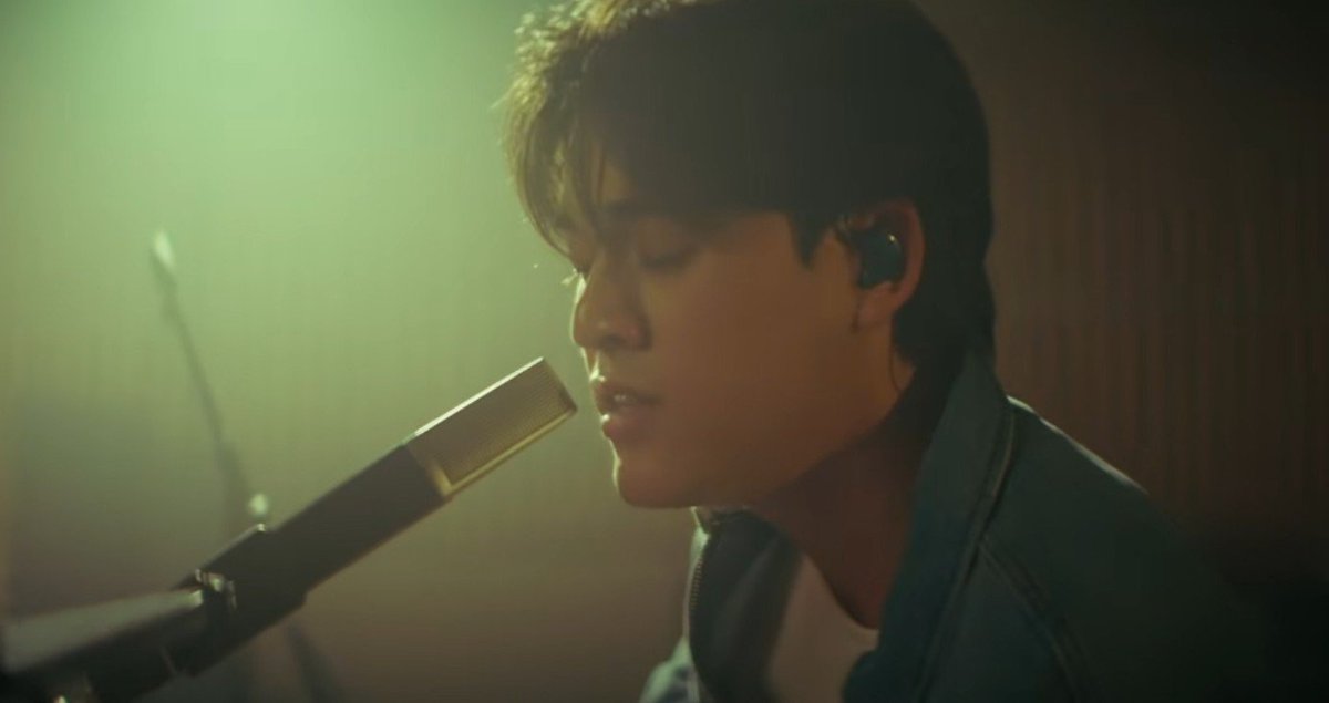 littlesmile4422's tweet photo. The transition from black and white to colour is such a beautiful artistic choice...

It's as if the emotions of this song slowly come to life. The sadness doesn't disappear, but there's warmth and colour within it.

What a beautiful touch. 👏🏼💗

#GoneAwayLIVESESSION https://t.co/T7bwJh12DE