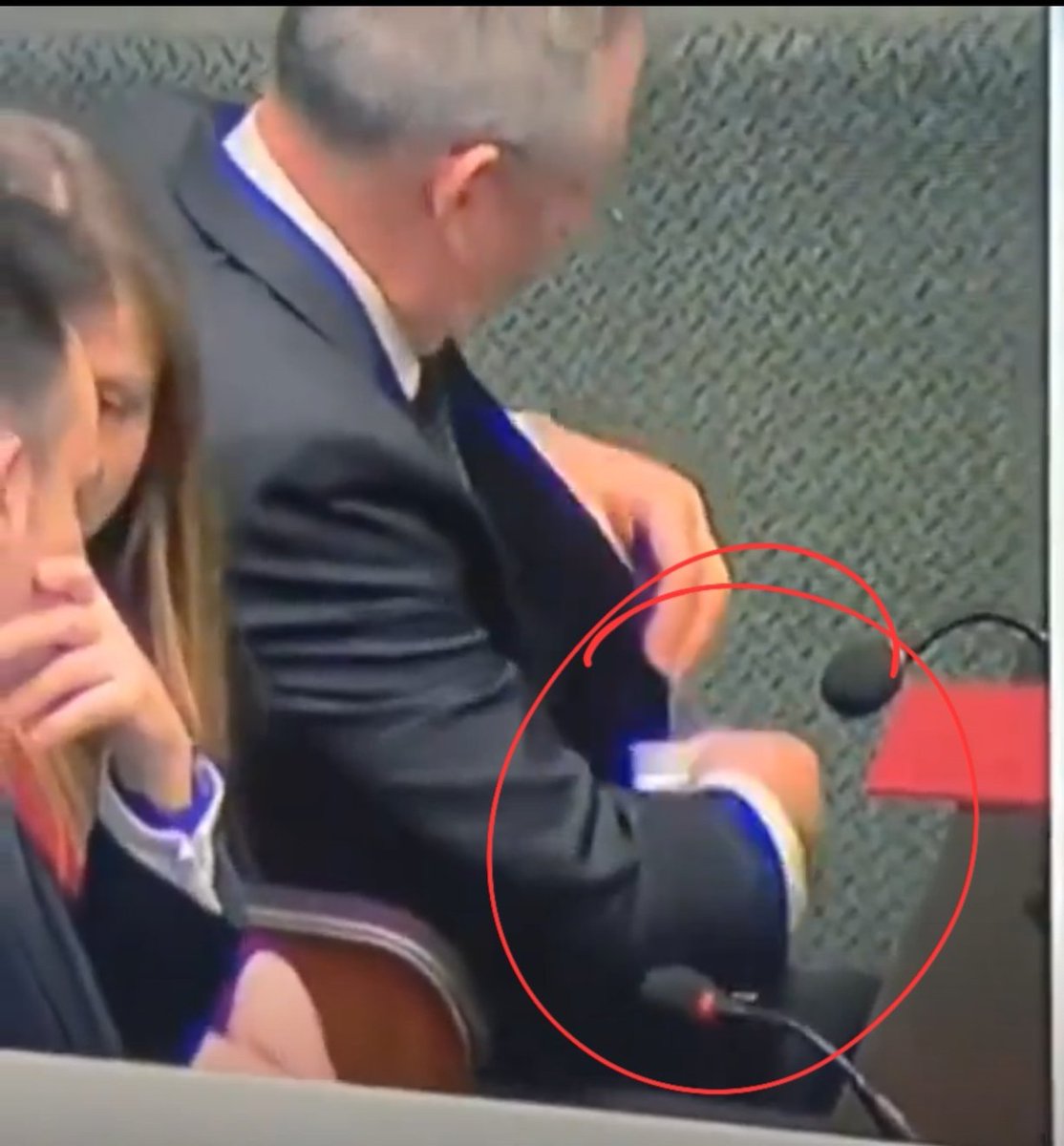 TDLipinski's tweet photo. Kiedyś Sienkiewicz chował do marynarki koszulkę z dokumentami. 
Wszyscy wołali: narkotyki, narkotyki, a to mogła być petycja od Kołodziejczaka.
I co?
Łyso wam, hejterzy? https://t.co/UJLA36IE2w