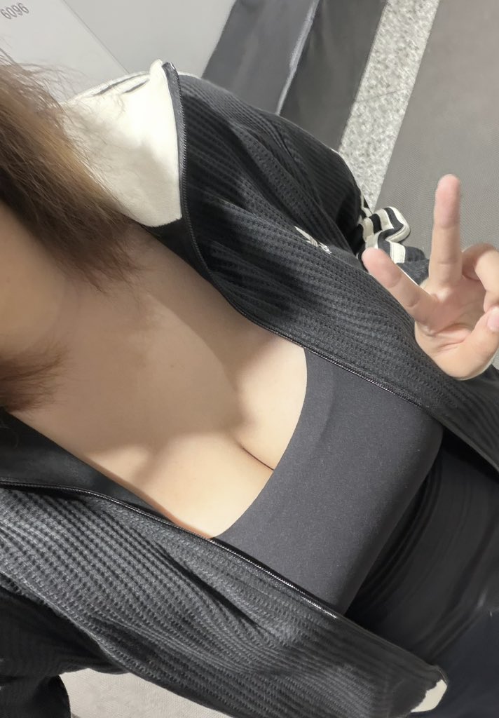 salmon4everlove's tweet photo. 游完泳啦嘻嘻 https://t.co/9JKYxoblLv