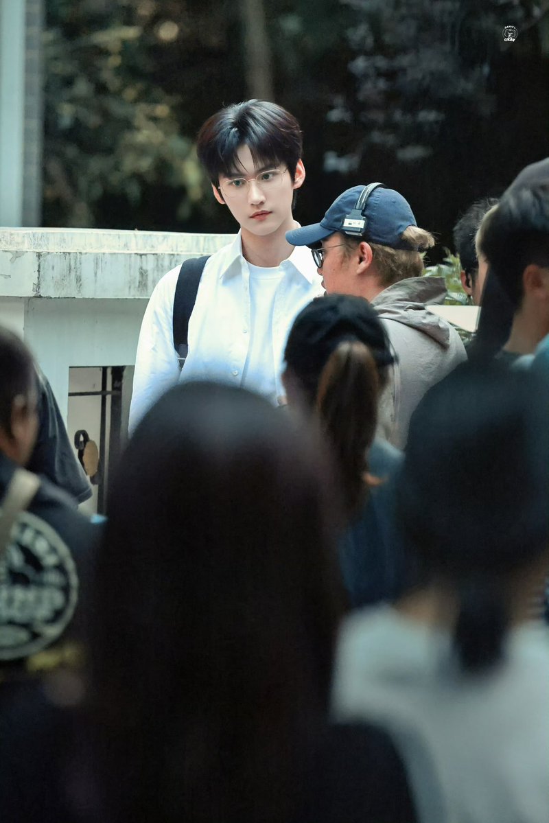 mamiewii_'s tweet photo. โจวเหล่าซือตาแป๋วมาก ลากกระเป๋าเข้าเมือง

#WhereHerHemlineBrushed #小城春色 
#周柯宇 #โจวเคออวี่ #Zhoukeyu #DanielZhou https://t.co/h8NHIuYMhL