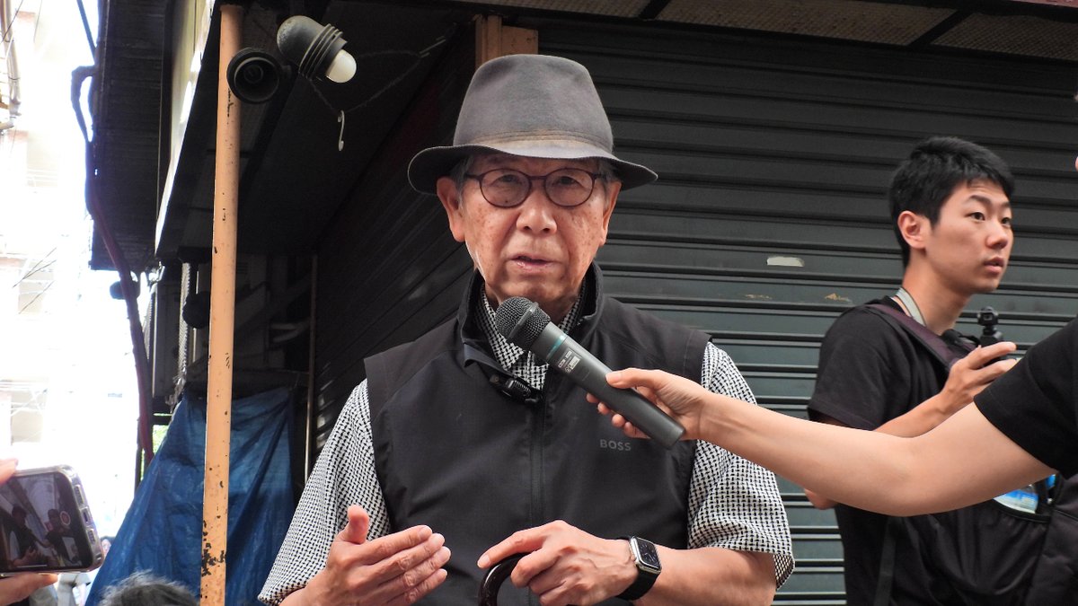 shirasaka_k's tweet photo. 横浜市長選に立候補した建築家･山本理顕氏は、これまで見てきた候補者とは違っている。
彼は陳腐なスローガンなど声高に叫ばない。自分の政策を広く有権者に──といったこともしない。
山本氏は目の前の人物、眼前の聴衆に語り掛ける。
じっくりと意見交換したくなる候補者。
10/10 @横浜橋商店街 https://t.co/QtybraEqit