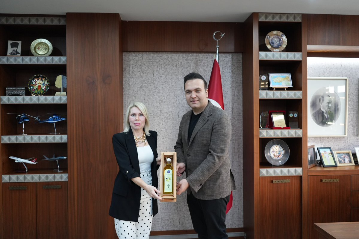 avyusufibis's tweet photo. 📍Akdeniz Üniversitesi’ndeyiz🙋🏻‍♂️ 

Antalya Milletvekilimiz, Sayın Bakanımız @MevlutCavusoglu ve İl Başkanımız Sayın @alicetin_07 ile birlikte Rektör hocamız Sayın @ozlenenozkn’ı ziyaret ettik.

Hocamıza nazik misafirperverlikleri ve kıymetli sohbetleri için teşekkür ediyoruz. https://t.co/NR4El0wGvu