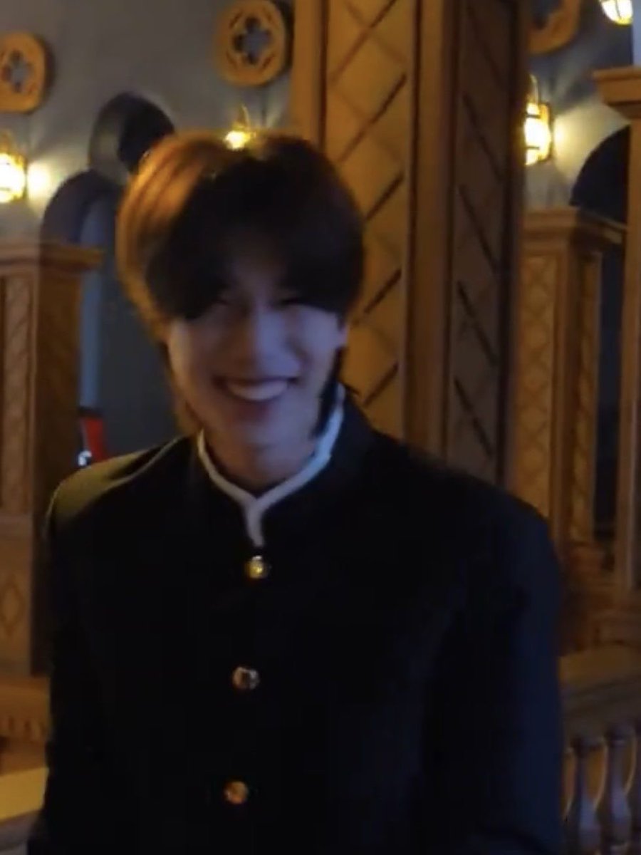 pondlert_'s tweet photo. I LOVE HIS CAT SMILE >___< https://t.co/YihQeBu0G3