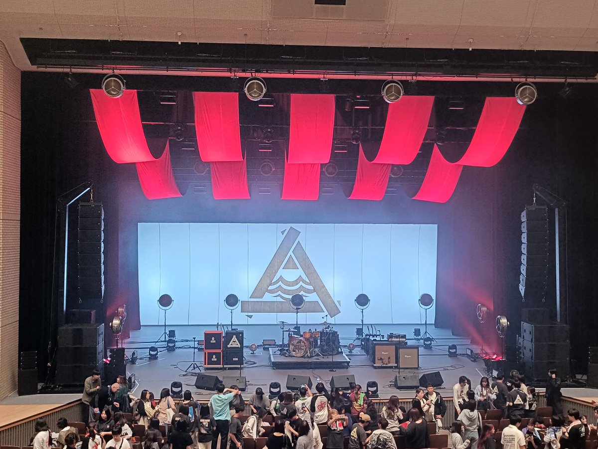 guu_10969's tweet photo. 1年ぶりくらい？のハルカミライで超久しぶりすぎて、ライブハウスじゃないし、ホールだし、どうしようかなーって思ってた私をはっ倒してやりたい！👊
行ってよかった！最高でした！
学くんはいつか椎名林檎さんに挨拶できる日が必ず来るんだろうなって思った。きっと、今じゃなかったんだろうな。 https://t.co/IkgBlH5Gjr