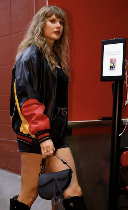 Modernitgirl's tweet photo. #TaylorSwift loves this bag! Get her IT products today✨ (https://t.co/jtscvXVkQI) #TravisKelce #NFL #ItGirl #ModernItGirl https://t.co/4WOUt4ZLgt