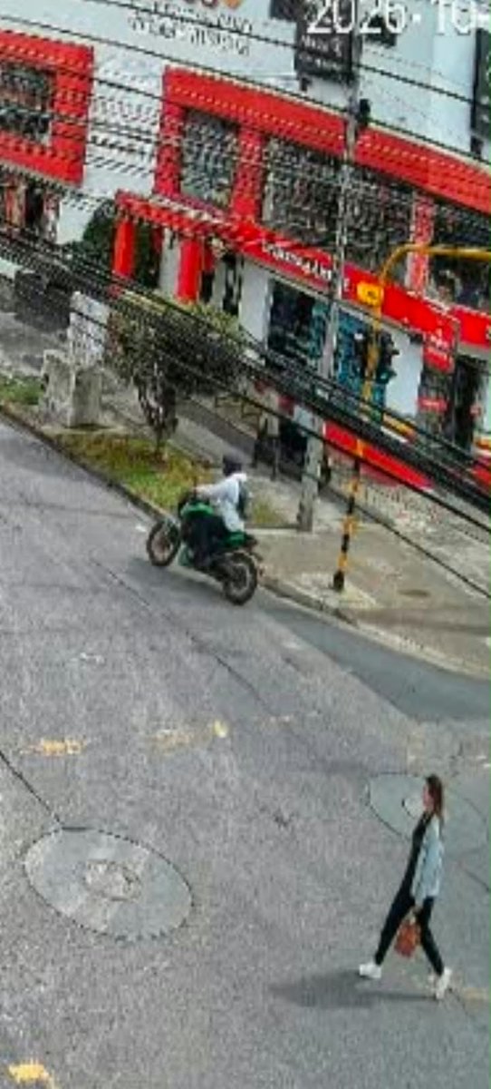 MichaelSegCD's tweet photo. #ATENCION En menos de 5 minutos se presentaron dos hurtos por parte de estas dos motocicletas en la localidad de Usaquén,calle 119 con carrera 13, una millonada se están gastando en gestores del orden y poniendo moñitos mientras Bogotá vive consumida por la delincuencia @CarlosFGalan