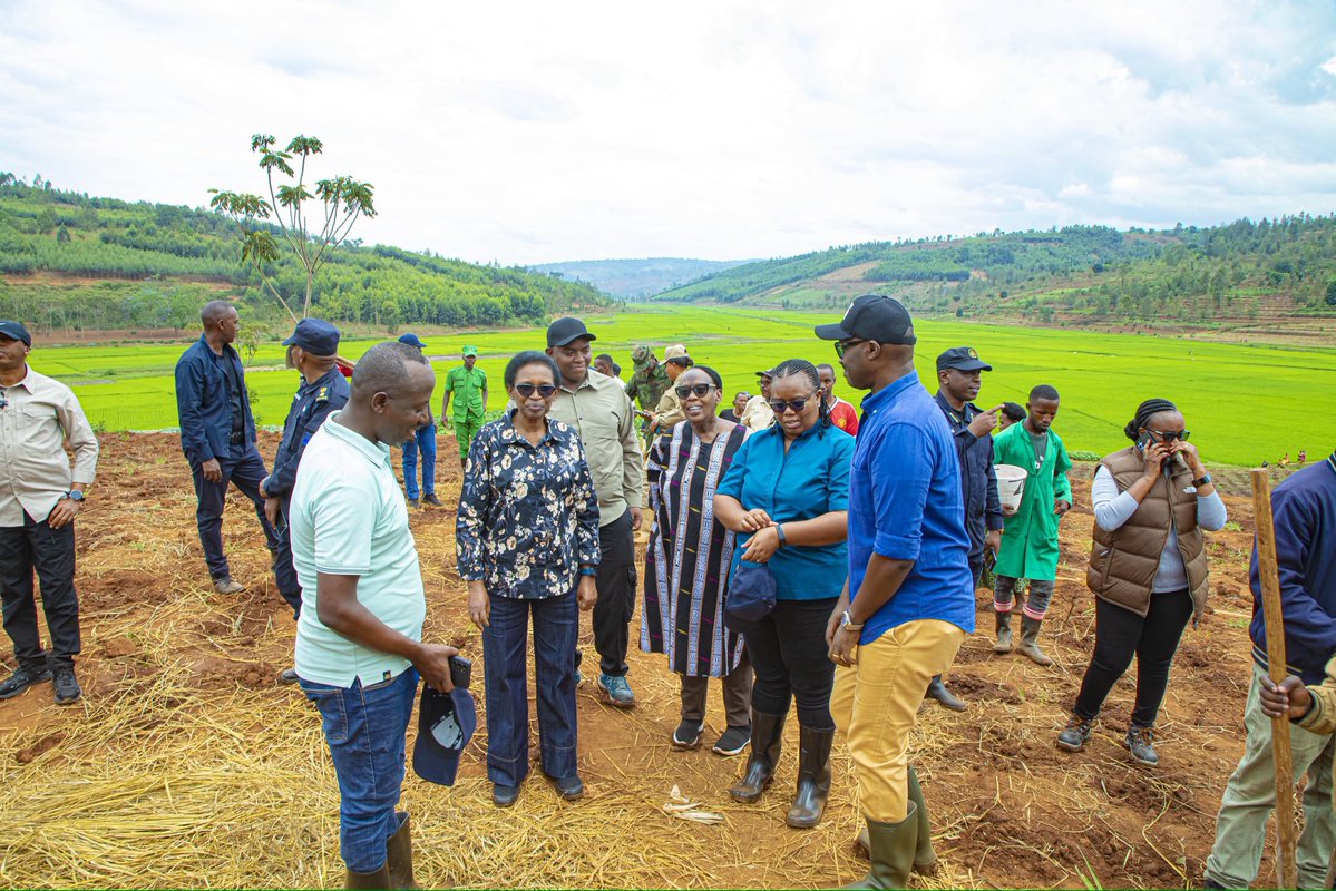 RwandaEast's tweet photo. @solangeuwituze @PudenceR @GKazarwa @NyagatareDistr @GatsiboDistrict @KayonzaDistrict @RwandaParliamnt @KireheDistrict Perezida w'Umutwe w'Abadepite Kazarwa Gertrude yasabye abahinzi:

➡️Guhinga ubutaka bwose bwagenewe guhingwaho

➡️ Kwita ku bikorwaremezo by'ubuhinzi bagejejweho

➡️Gufata neza umusaruro

➡️Kwita ku matungo nk'uko bita ku bihingwa

➡️Gufata ubwishingizi bw'ibihingwa n'amatungo. https://t.co/F7ySjbUIpq