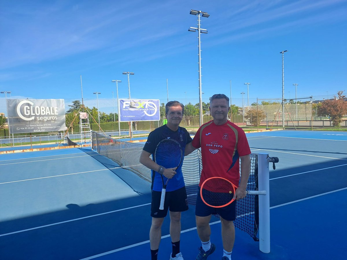 FedExtTenis's tweet photo. En juego los 3 partidos de la  final del Campeonato de Extremadura de Veteranos por Equipos “Trofeo @Aon_Espana en las pistas de @CasinoBdjz , han llegado el CT Montijo y los locales de @CasinoBdjz @jovendeportEXT https://t.co/cYbrU3QkHm