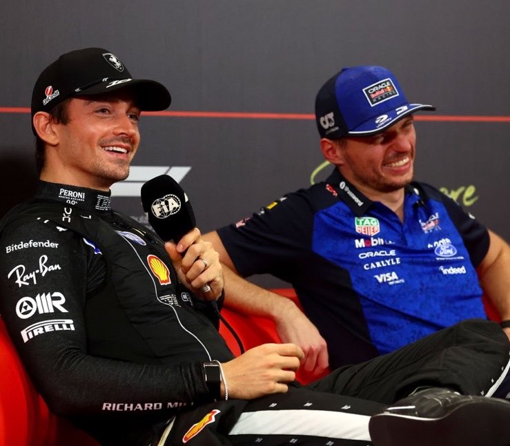 TinoCLeclerc's tweet photo. Leclerc sobre Verstappen 🎙️

“Le estaba diciendo a Max que los días de karting parecen de ayer. No tengo una memoria tan buena como para contarte nuestras primeras filas en karting, pero hubo bastantes. Es agradable que nos hayamos seguido en la pista mutuamente y que ahora estemos en Fórmula 1. El va un poco por delante con demasiados campeonatos, pero ojalá lo alcance algún día (😄) está bien empezar juntos en la primera fila”
