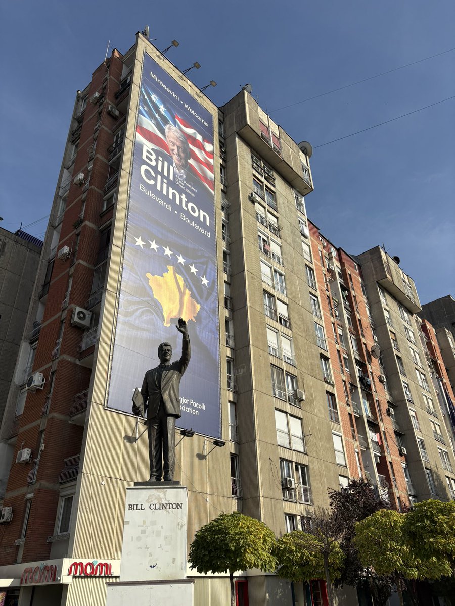 burakakkul's tweet photo. Kosova. İlginç bilgiler. Okuyun bence:
Evet. Bill Clinton heykeli var Priştine’de. Hemen altında da Hillary Butik. Yeminle:)
Amerikan yardımına teşekkür. Pek çok çocuğa o dönem Klinton adı konmuş Kosova’da (yeminle:) 
Avrupa’nın sanırım Andorra hariç her ülkesini kalmak suretiyle gezdim, yaşadım, alışveriş yaptım, yedim içtim. Finaline en “ucuzu” kalmış. Cidden. Moldova’dan, Makedonya’dan hepsinden ucuz. (Türkiye’den zaten ucuz) Bilindik marka bi hollanda peyniri, Hollanda’dan ucuz mesela. Bira; tıpkı deyimdeki gibi “sudan ucuz” . Valla. Büyük su 1,10 euro- 50lik bira 0,90 . Şaka gibi. Mantı, çay yedim içtim. Hesap 2,80 dediler. Dedim “mantıyı da yazdınız mı???” Lüks restoran da öyle. En işlek cadde, Teresa Bulvarı, Şaban köftecisi. dev köfteli, kaymak kebabı 5,5 euro yahu. Beşiktaş’ta kıymalı pide 8-10 euro.
Gelin bi haftasonu. Vizesiz. Otel 5yıldız gecelik 45 euro. Gelin.