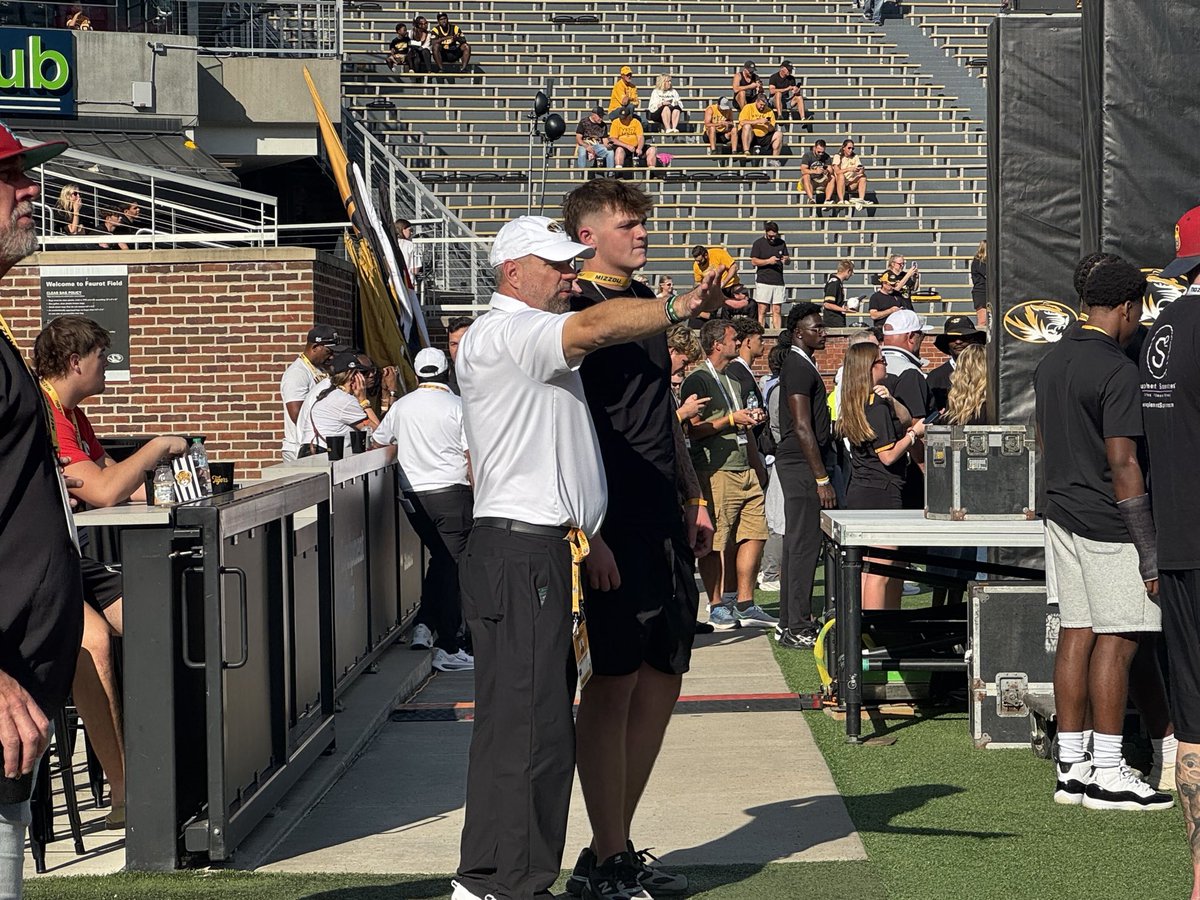 thevandalorian's tweet photo. #Mizzou director of player personnel Clint Brown with Kansas State commit Brayden Harris.

The four-star OT is a former Jackson (Mo.) teammate of Tigers freshman Brysen Wessell: https://t.co/n4dw5lrd8R https://t.co/Zd1JxlsW6m