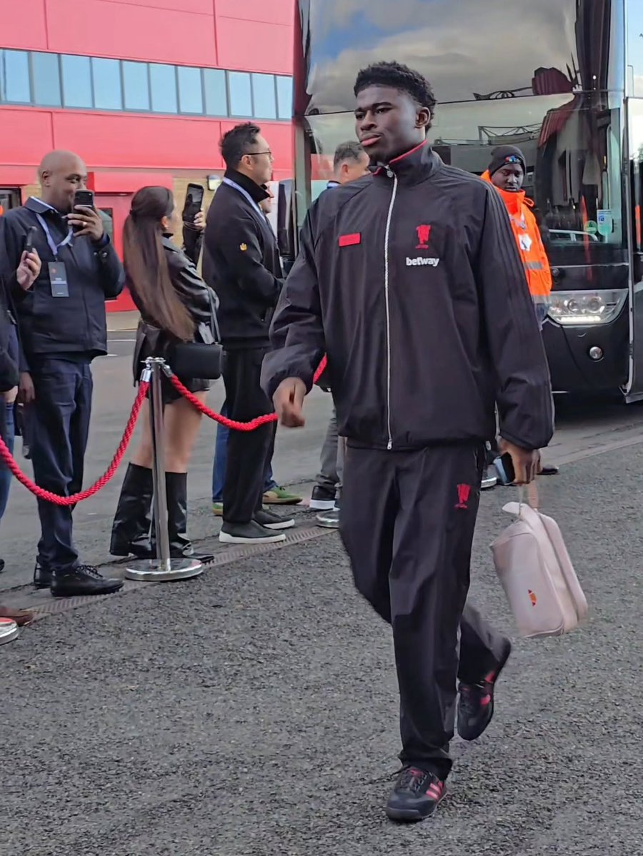 TheUTDHQ's tweet photo. 📸 - Carlos Baleba arriving with the squad. 🇨🇲✨ https://t.co/l06Hudq54b