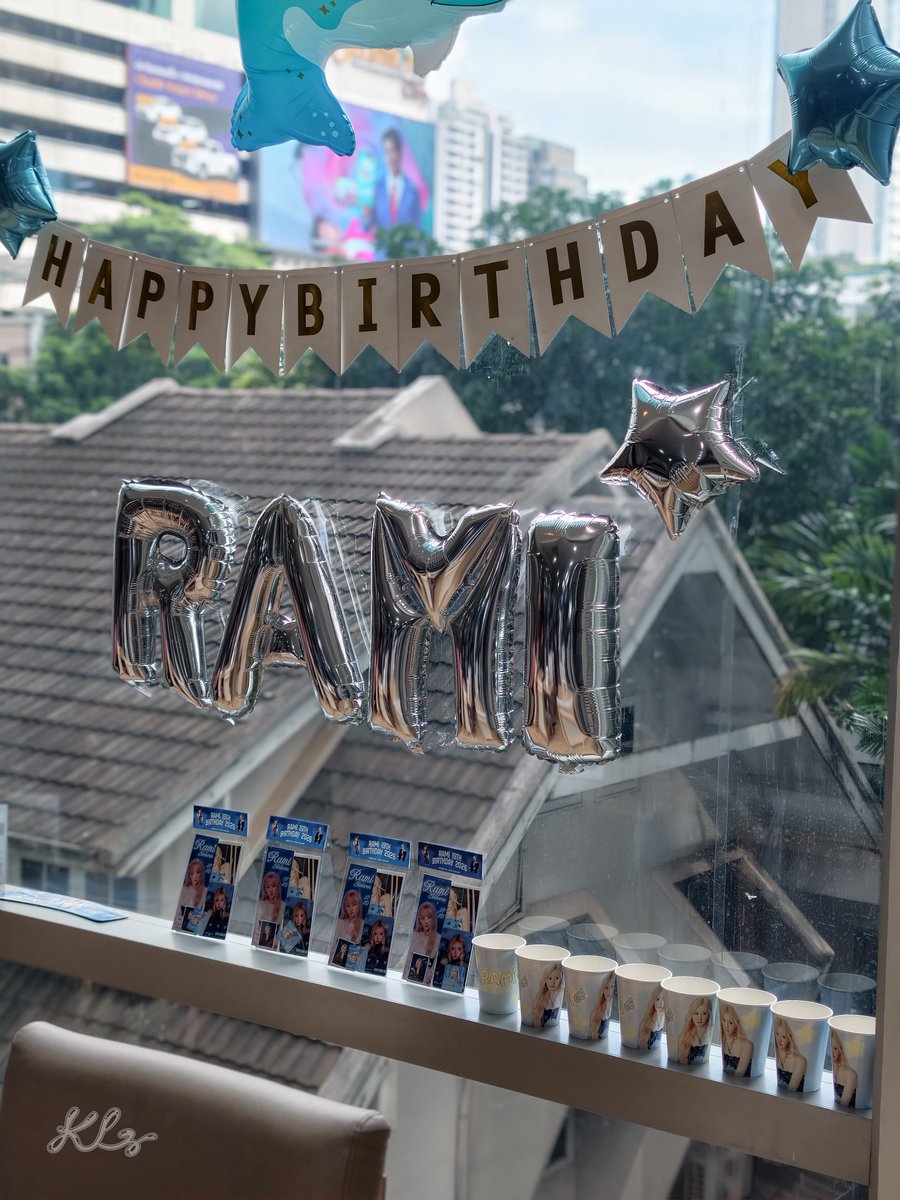 KLzBm7Mtz's tweet photo. Thank you so much, @RAMI_THAILAND , for this adorable birthday cafe for Rami! 🩵🎂🐬

I even prepared a Rami photocard, but I was in such a rush leaving my hotel that I forgot to bring it with me… 🥹

A little sad about that, but I’m still so happy to be here! 🩵✨
#Rami #라미 #BABYMONSTER #베이비몬스터 #RamiBirthday2026