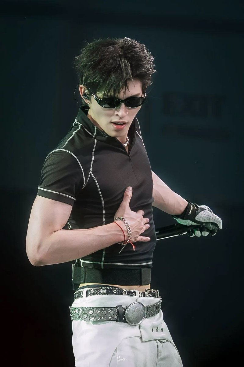 pptnarawin's tweet photo. HOLD TF KRUP!! 

FOR POND IT LOOKS LIKE A CROPTOP STFU IM GOING CRAZY 😭😭😭😭 https://t.co/tHSadJpnVR