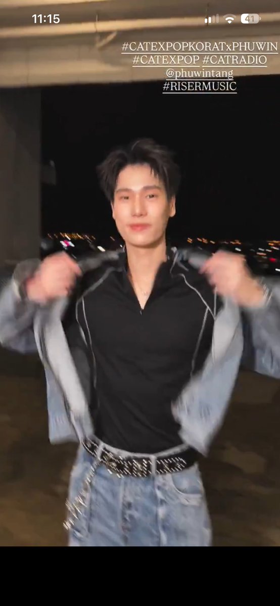 pptnarawin's tweet photo. HOLD TF KRUP!! 

FOR POND IT LOOKS LIKE A CROPTOP STFU IM GOING CRAZY 😭😭😭😭 https://t.co/tHSadJpnVR