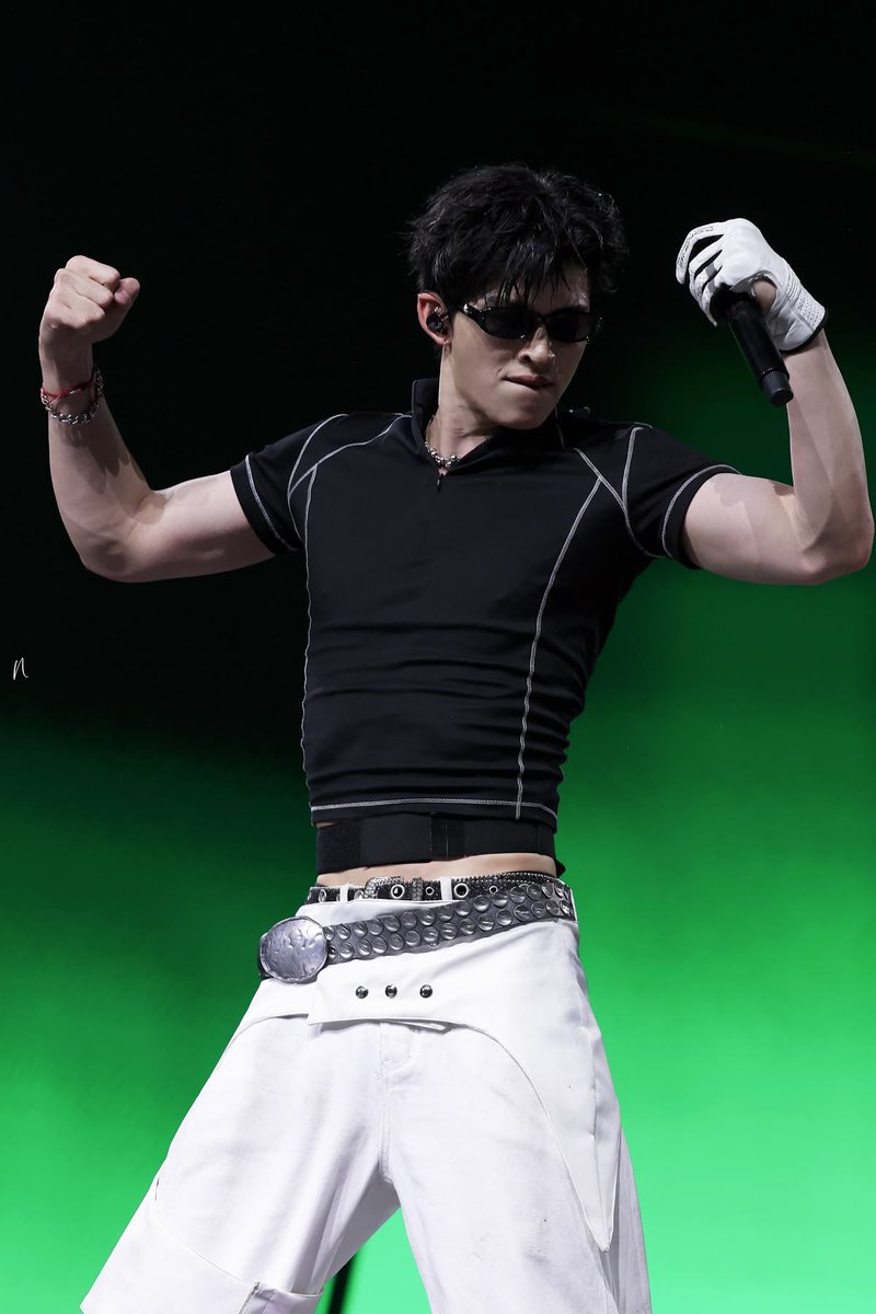 pptnarawin's tweet photo. HOLD TF KRUP!! 

FOR POND IT LOOKS LIKE A CROPTOP STFU IM GOING CRAZY 😭😭😭😭 https://t.co/tHSadJpnVR
