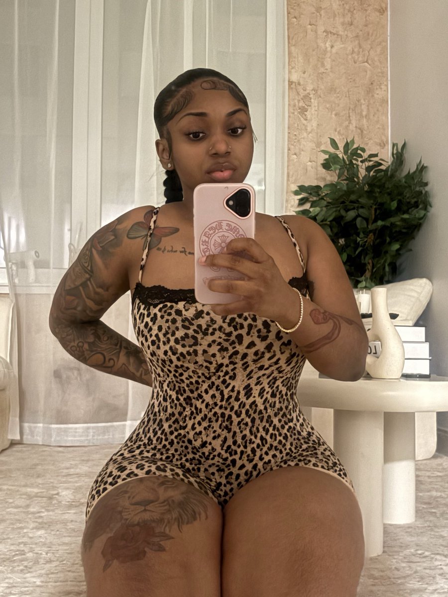 Anaalee0's tweet photo. Pretty girls run the world 🥵 https://t.co/InLLCyTWdj