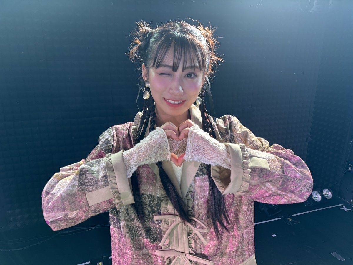 b_bbuuu's tweet photo. 2部のファンミしか行けなかったけど全体的にめっちゃ温かくて幸せな空間だった。
初ファンミでハルちゃんも嬉しそうで笑顔が最高でした。衣装もめっちゃかわいかった。
アクスタ買えなかったは心残り😇
#ハルフェス 
#坂本遥奈 https://t.co/V502YOpkRc