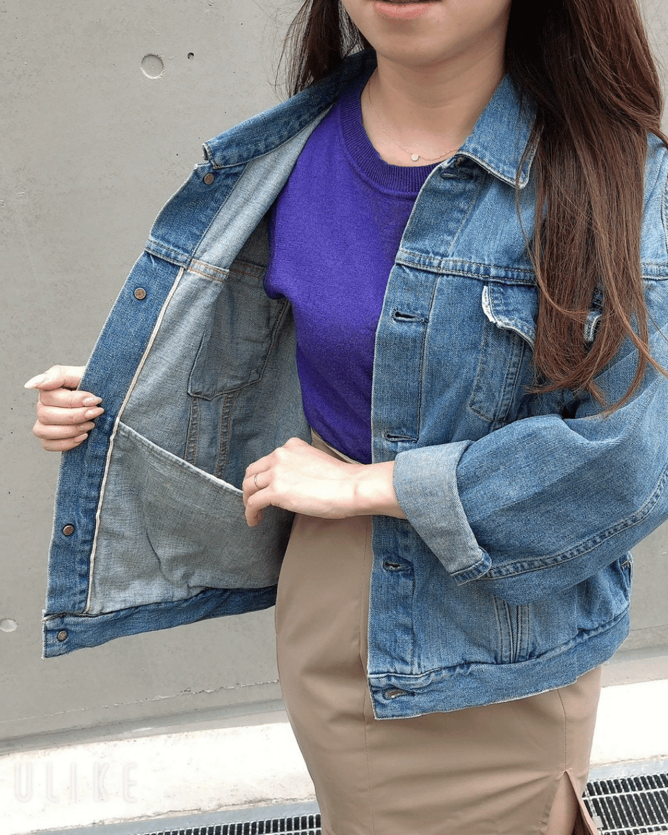 puchicari_jp's tweet photo. 145cm店長が選ぶ小柄服 
👗デニムジャケット（衿あり） 
🍀Brand：staple_nano 
📏モデル身長151cm  

「オーバーサイズで着たい。でも、袖や着丈は長すぎてほしくない。」  
そんな小柄女性の声から生まれたデニムジャケット。  

身頃にはほどよくゆとりを持たせながら、着丈と袖丈は小柄さん向けに設計。  

コロンとした丸みのあるシルエットで、羽織るだけでバランスよくまとまります。 

ワンピースにさらっと羽織っても、パンツと合わせてカジュアルに着ても。 

商品詳細はこちら
https://t.co/m6K2msfzjW 

#プチキャリ #小柄女性 #低身長ファッション #150cmコーデ #デニムジャケット