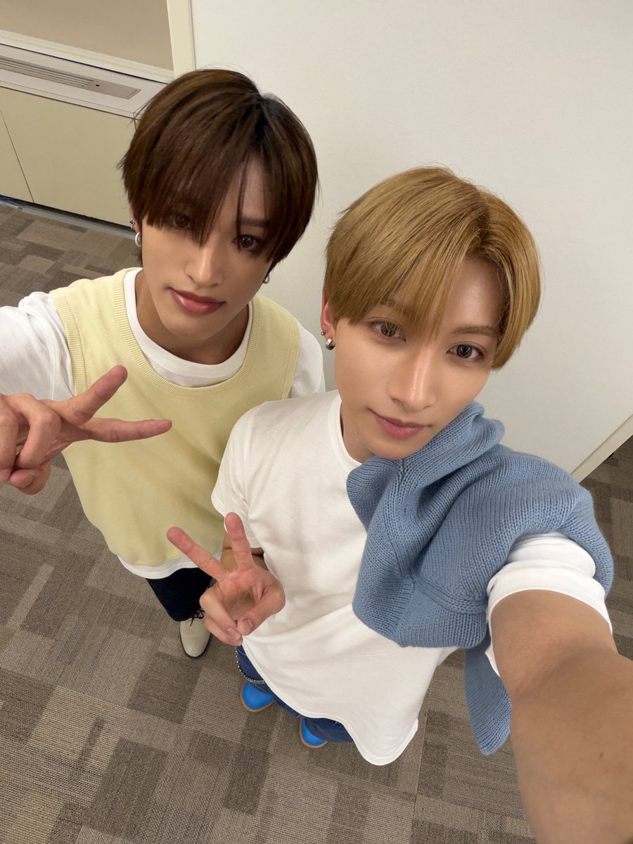 NEXZ_BBL's tweet photo. 🫧🐈‍⬛261011 | 00:14 AM ( 🇯🇵 )

*📸x5*

*551 was delicious too!
It's a shame I couldn't eat okonomiyaki,,,,,
I'll eat it next time

*(551 is a food chain in Osaka) https://t.co/3sx0UuHgpY