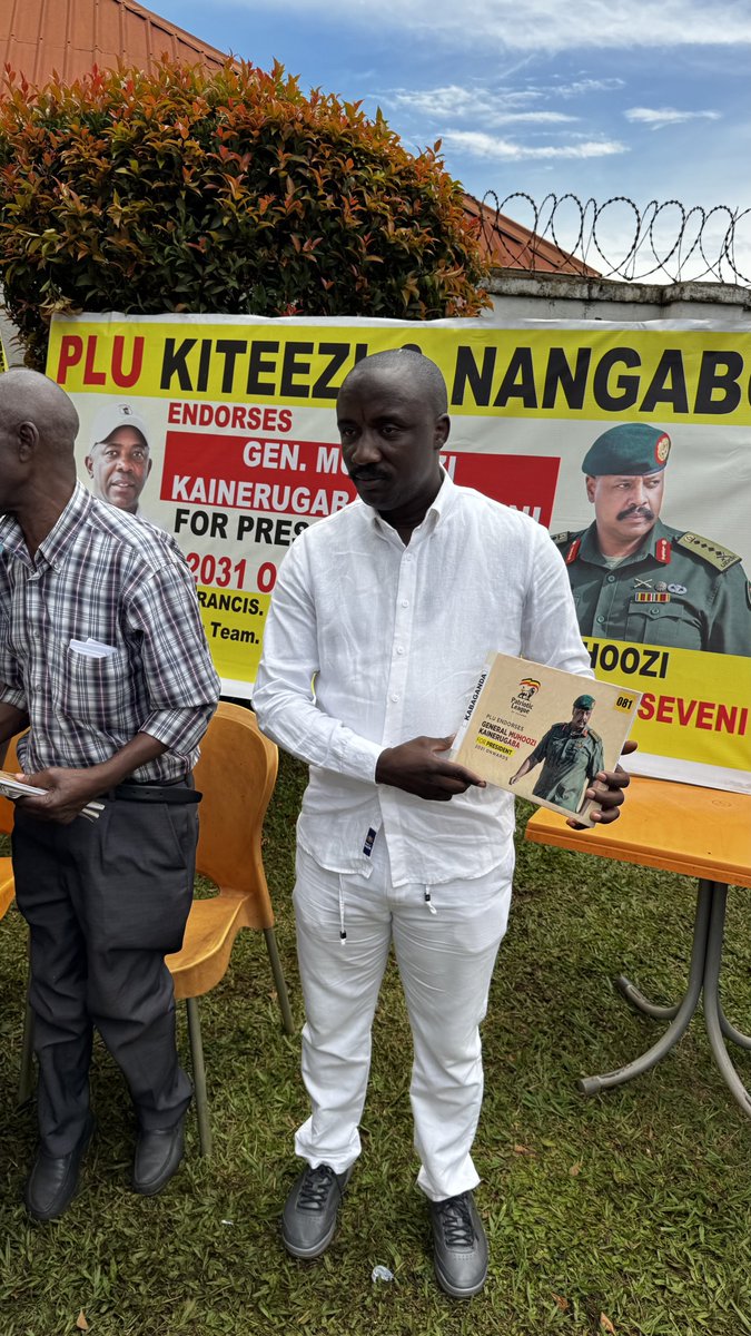 ArnoMDivarno's tweet photo. My brother @NkuusaFrancis has set another record in mobilisation by launching the endorsement of Gen. Muhoozi Kainerugaba Museveni Presidential bid 2031 onwards in his native village in Kiteezi, Wakiso District.
He was represented by Hon.@PO276kabbichiJR .
@HonTwallafadil @HenryBasaliza1 @DaudiKabanda @MichealMawanda1