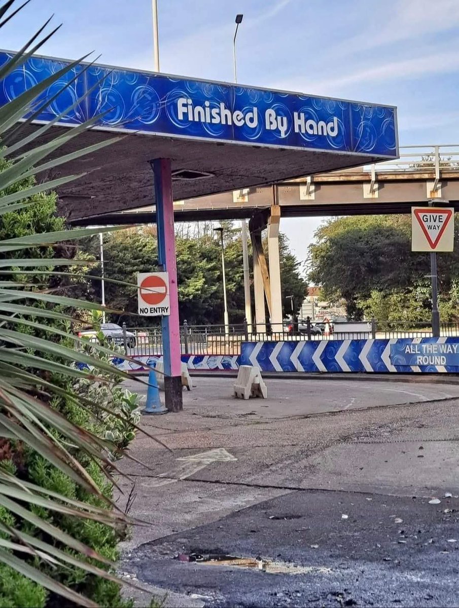 Tweet2Sid's tweet photo. Seen in a London suburb.
Here shared by #SidMsi
As a funny #Oct2026Post
Source? An FB group! https://t.co/Xsx6qYOSE5