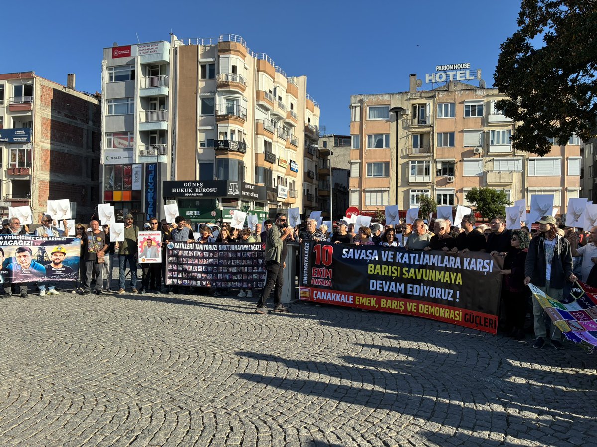 canakkaledgd56's tweet photo. Bugün, 11 yıl önce Ankara Garı önünde katledilen 103 canımızı anmak için burada bulunuyoruz. Ancak bugün yas günü değil, hesap sorma günüdür.

Bizler, bu katliamın sorumlularının kim olduğunu çok iyi biliyoruz. Baskının, zorun ve faşizmin egemen olduğu bu topraklarda, mevcut düzen varlığını sürdürdükçe barıştan ve özgürlükten söz edilemeyeceği açıktır.

Dün bu katliama yol verenlerin, zemin hazırlayanların bugün anlattığı barış masallarına karnımız tok!

Barış ve özgürlük için, kurtuluşa kadar savaşmaktan başka çaremiz yok!

Katil IŞİD, işbirlikçi AKP!