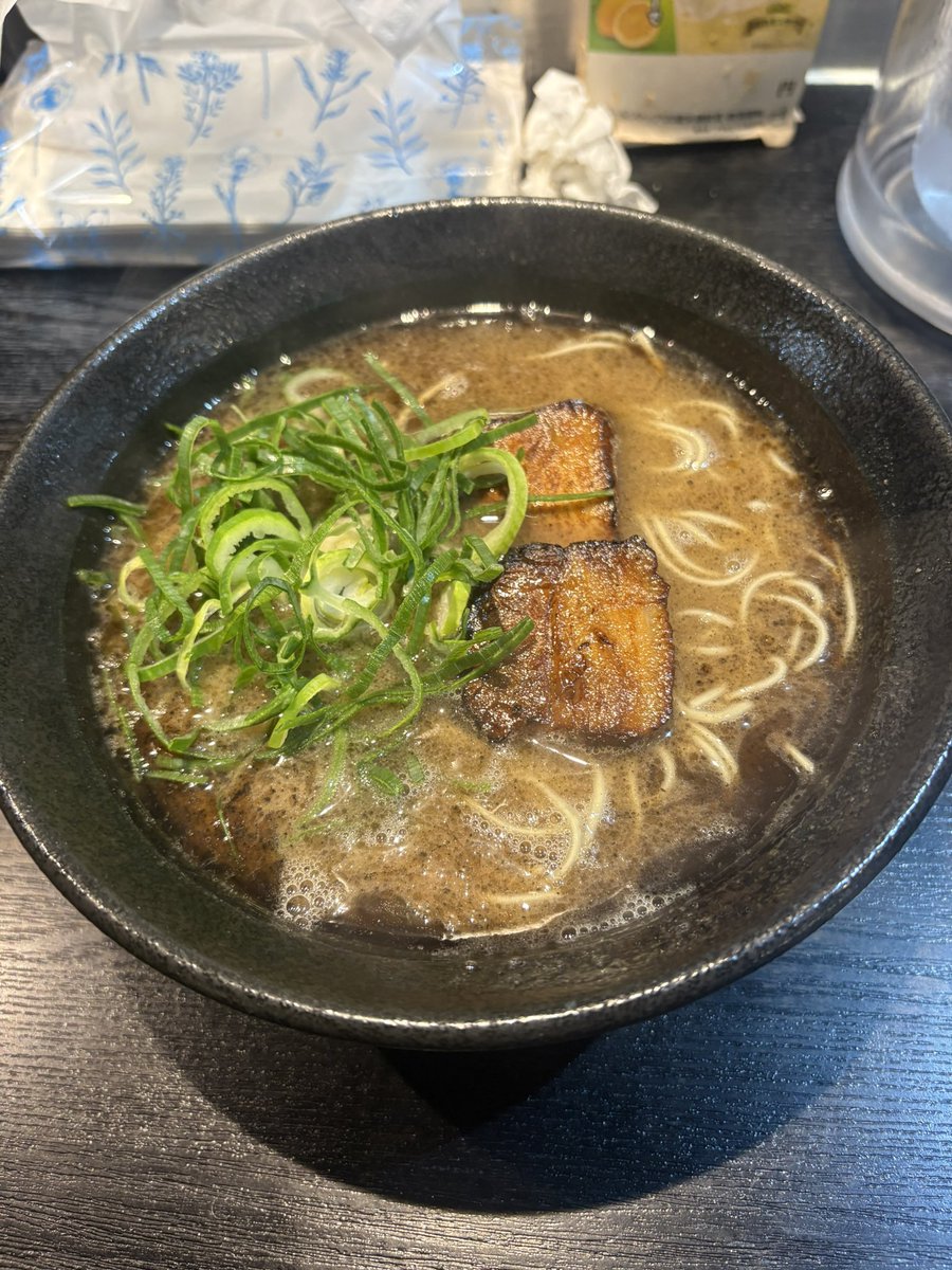 toyayayou's tweet photo. #見た人もなにか無言でラーメンをあげる https://t.co/DUYYQzrGbS